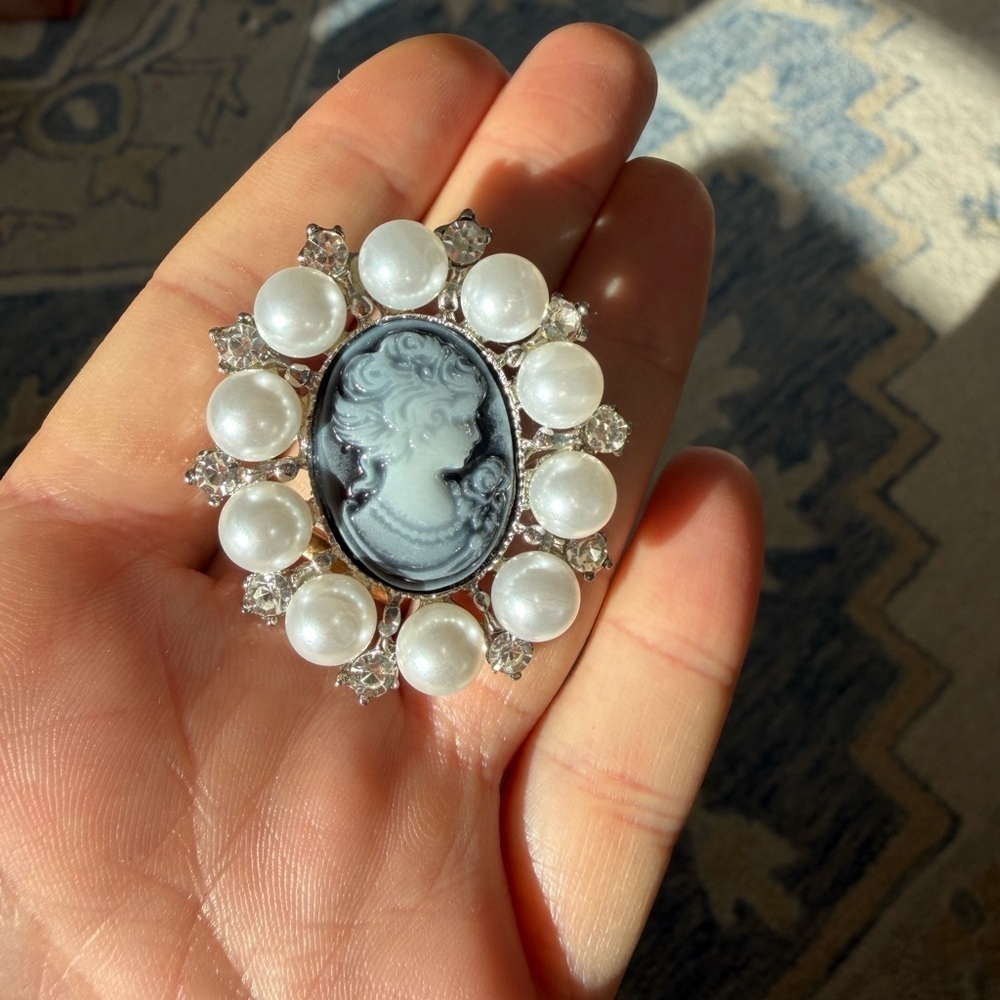Cameo Pearl Blue Silver Brooch - Picture 4 of 6